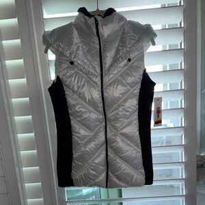 NWT - DKNY Black and White Quilted Vest with Hood. Size: XS … SEE measurements